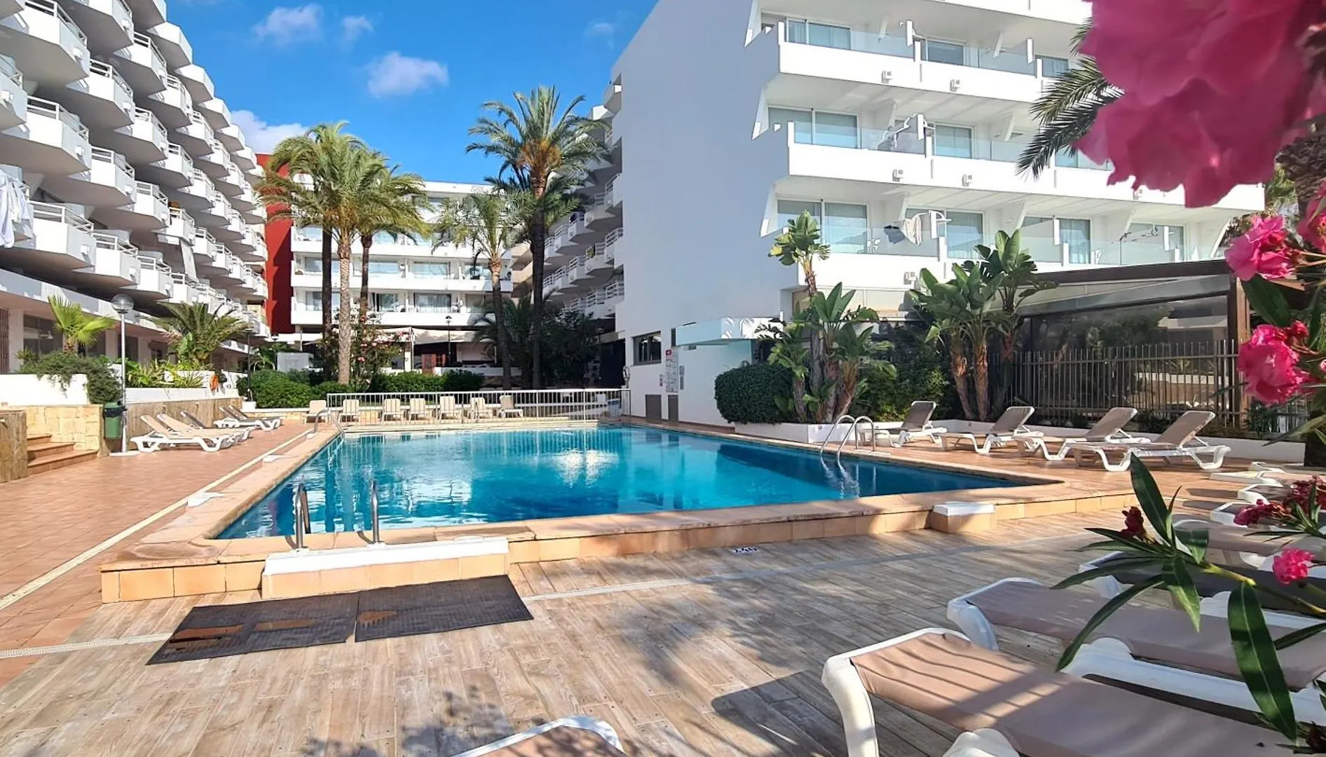 Apartamentos Llobet Ibiza Aparthotel